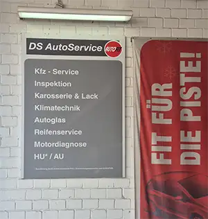 Schild mit Leistungen der DS Autoservice Werkstatt